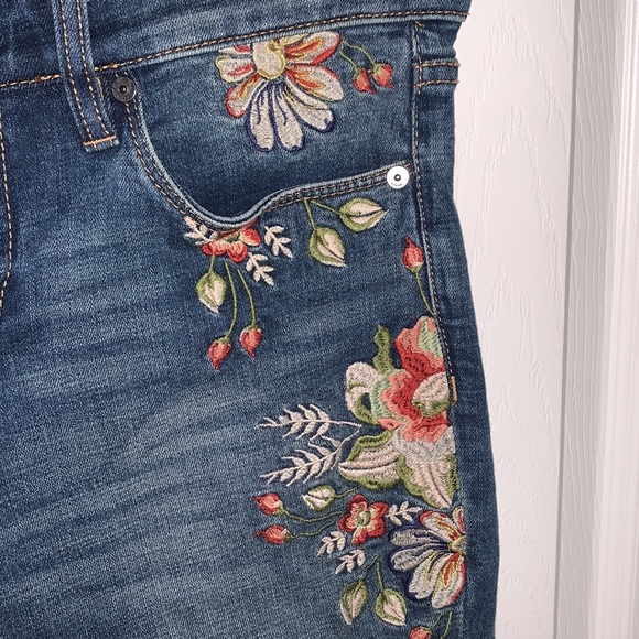 BLANK NYC Embroidered Flower Jeans - Picture 3 of 3